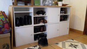 Voilà mon meuble à chaussures dans l’entrée (bon c’est un peu le bazar sur la photo h