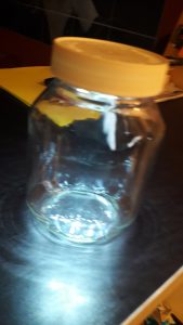 et version on a pris un autre pot de Nutella et on a mis le couvercle lampe: 20170522_225922