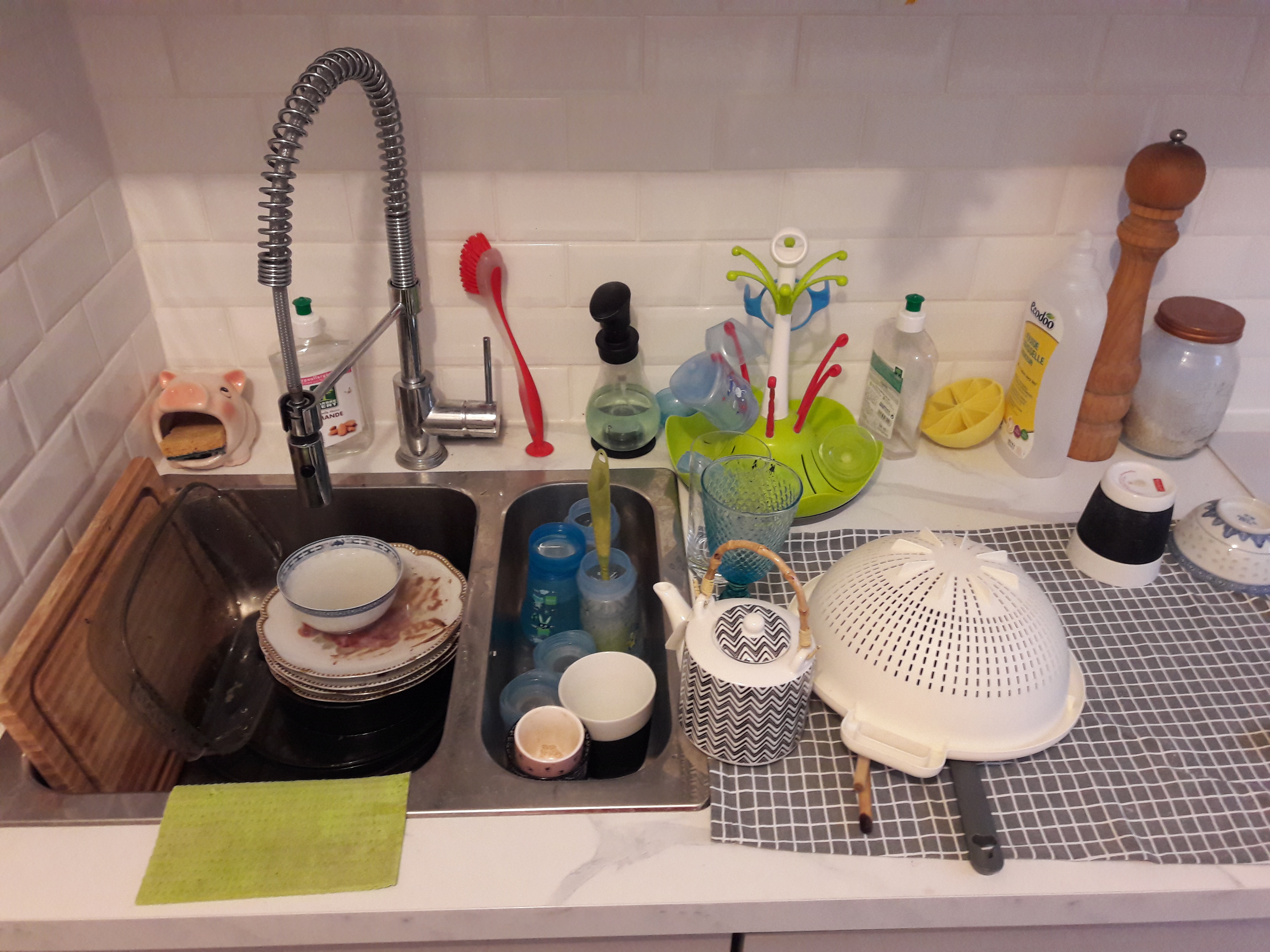 Le verre bleu et la théière sont en attente de lavage aussi mais plus de place dans l’évier