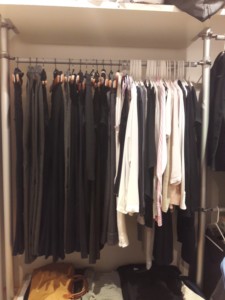 Idem pour moi, mais avec des cintres en plastique blanc https://www.amazon.fr/Hangerworld-cintres-pl