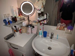 Et puis sur le miroir j’ai mis plein de trucs à ventouses, c’est pas très joli mais j&