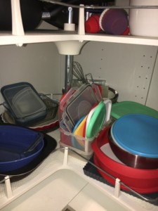 Pour ce que ça vaut, voilà mon rangement en photo. je dis pas qu’il est idéal, mais il me p