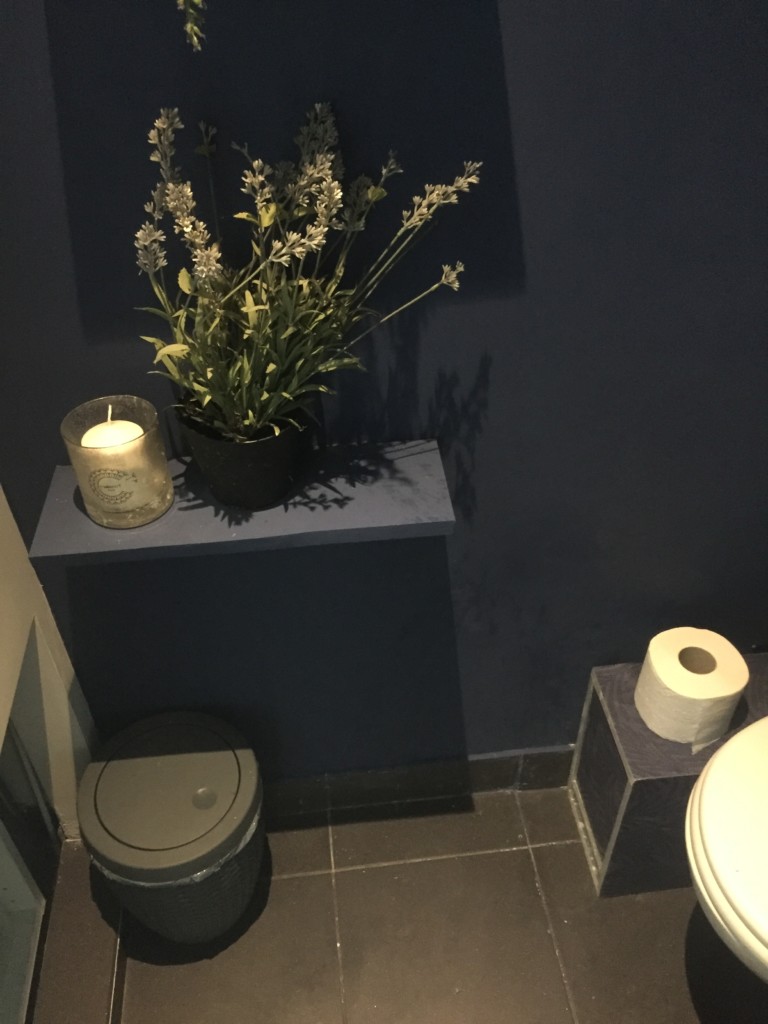 Et hop je suis en forme aujourd’hui ! J’avais ce mur abîmé depuis ma soirée d’halloween où