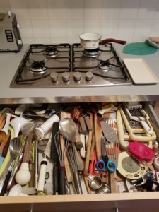 Comme j’avais en réserve 2 séparateurs Ikea achetés quand on a fait la cuisine, j’ai 