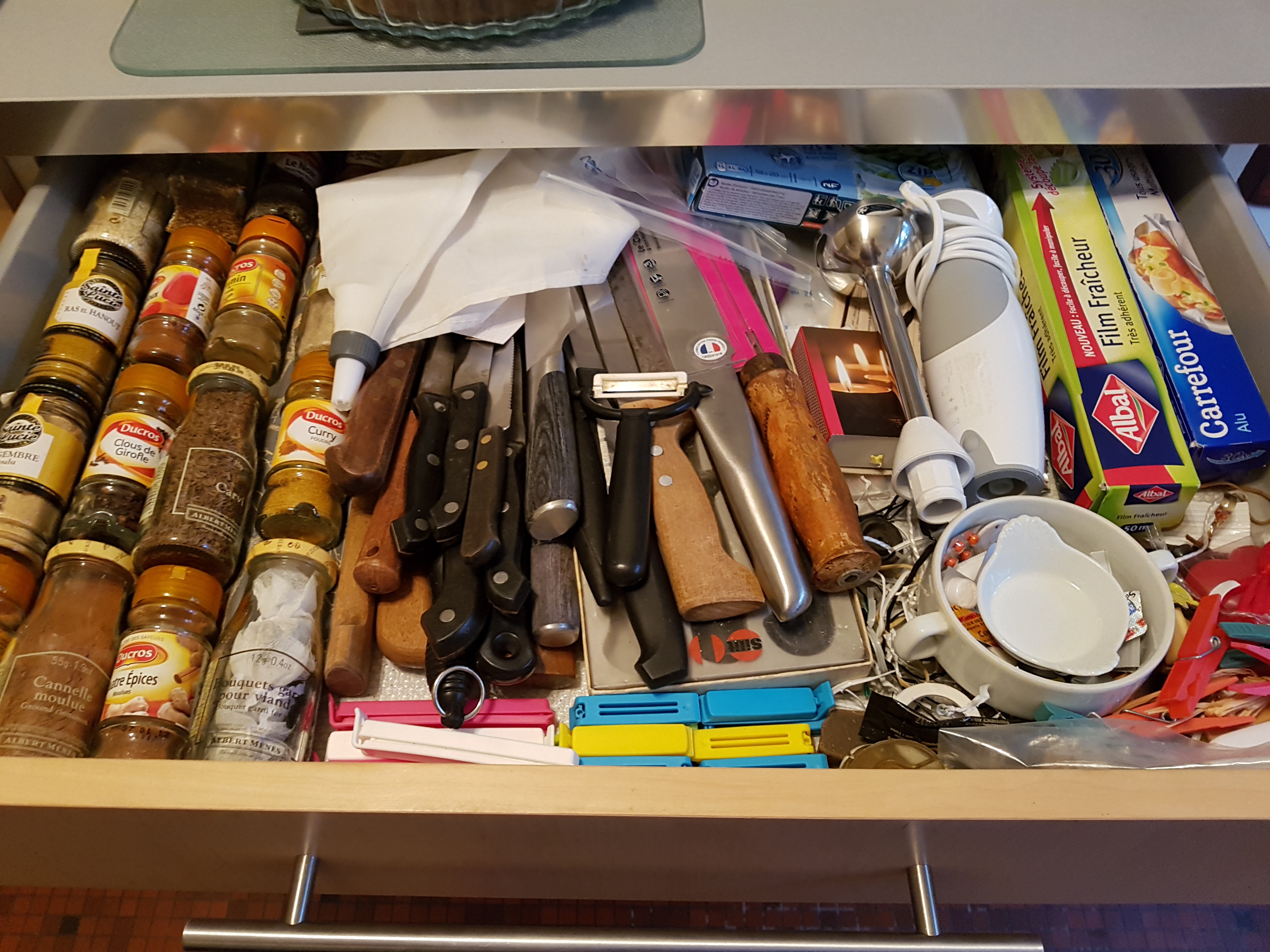 Comme j’avais en réserve 2 séparateurs Ikea achetés quand on a fait la cuisine, j’ai 