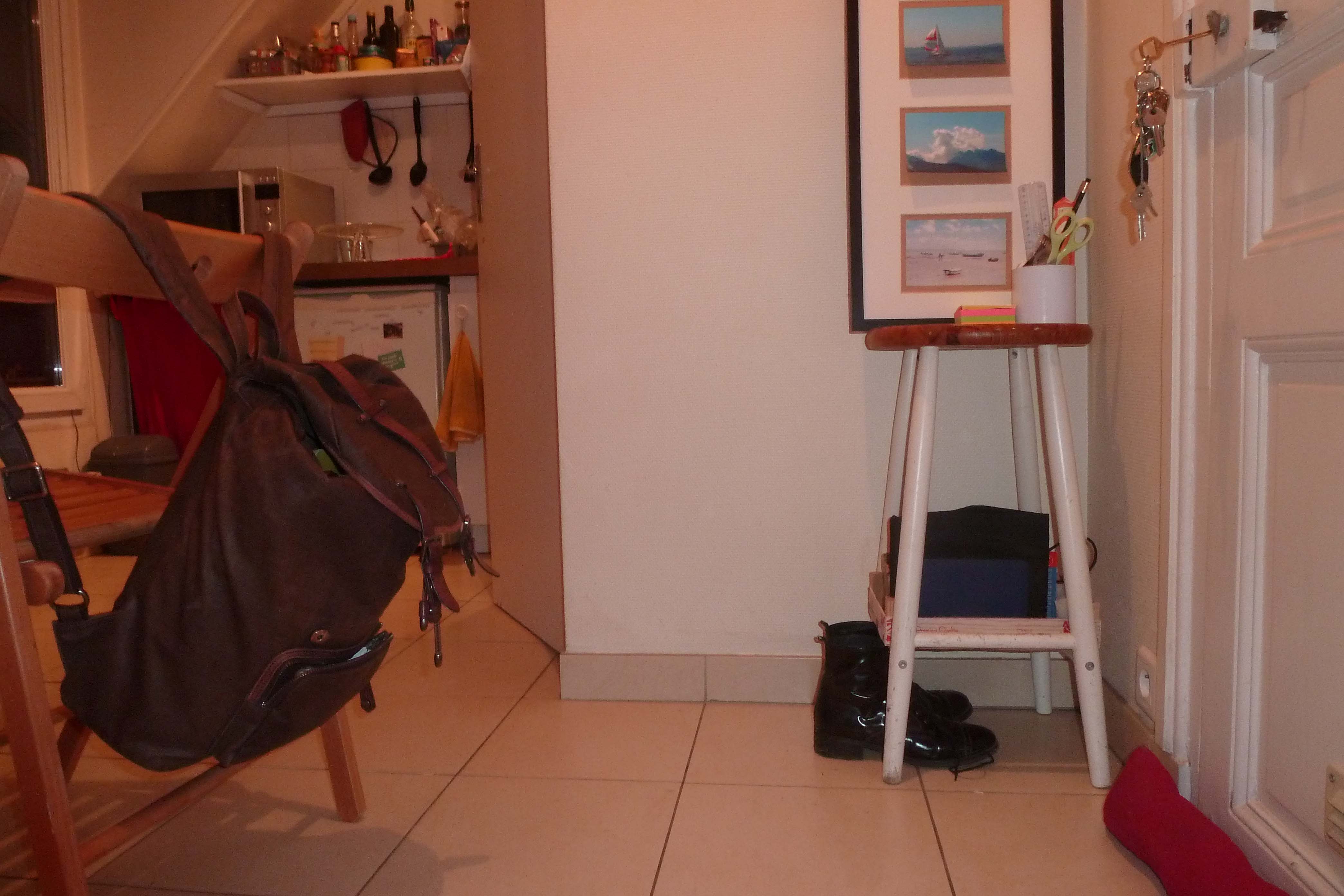 Avant/après de l’entrée de mon studio : j’ai viré tout ce qui ne me sert pas quotidie